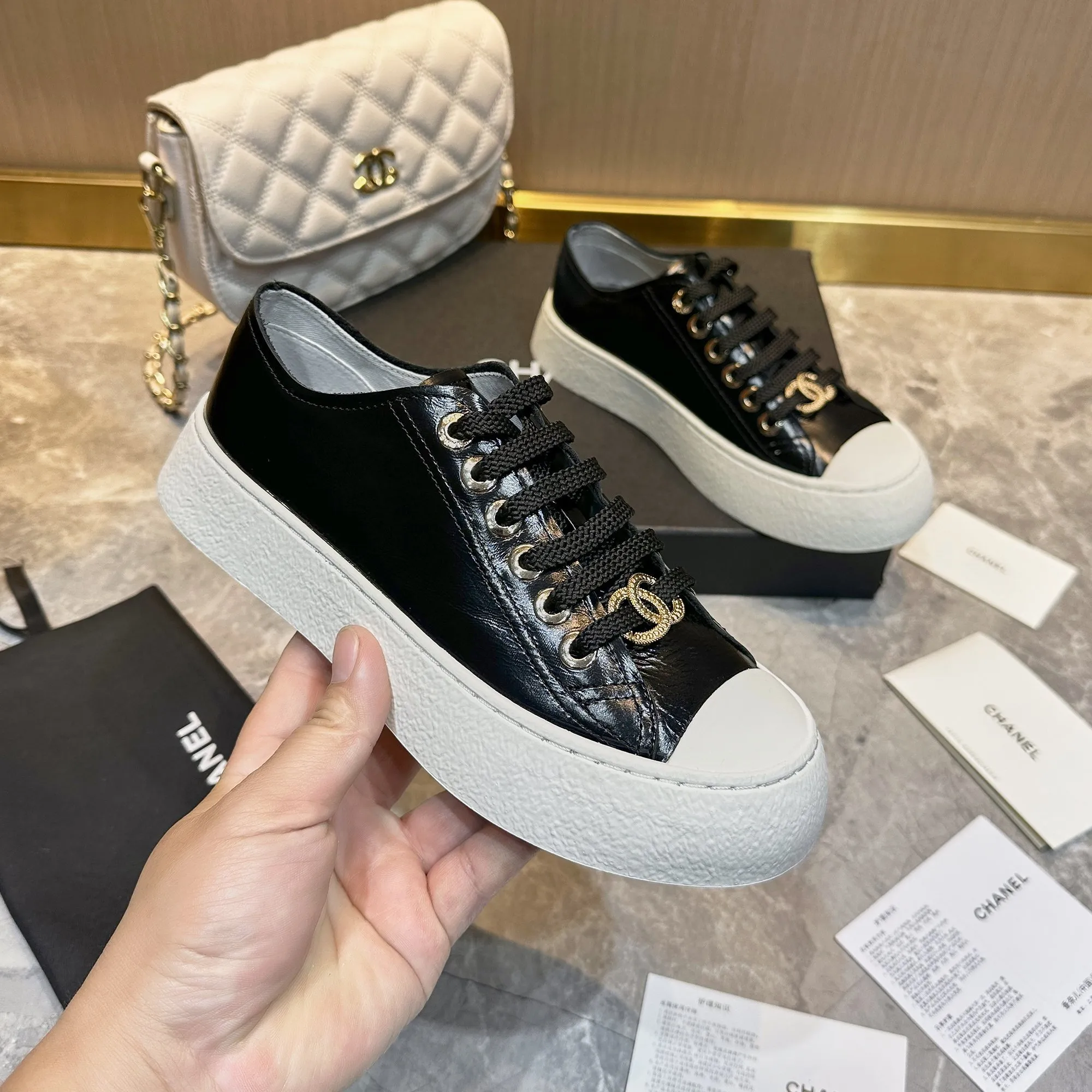 👟👟Ex-factory price 440👟👟 Chanel Chanel - 2024 counter top casual sports shoes This classic design; the upper is electro-embroidered with a variety of craftsmanship; the outsole is fashionable and sporty; it is extraordinary and incorporates a variety of color matching elements... The diversified mix and match is very good-looking and versatile, casual, fashionable, sports and outdoor can be taken into account... ꫛꫀꪝ Go➫ Material: ❶Upper made of: Original imported cowhide ❷Inside made of: original imported breathable sheepskin ❸Outsole based on: original TPU outsole Full set of boutique packaging for women 35–41